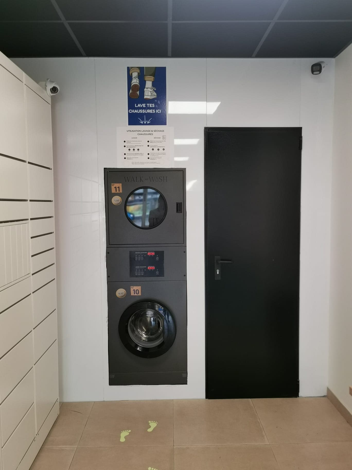 Màquina Walk & Wash encastada a la paret de la bugaderia LAV’MALIN de Pau