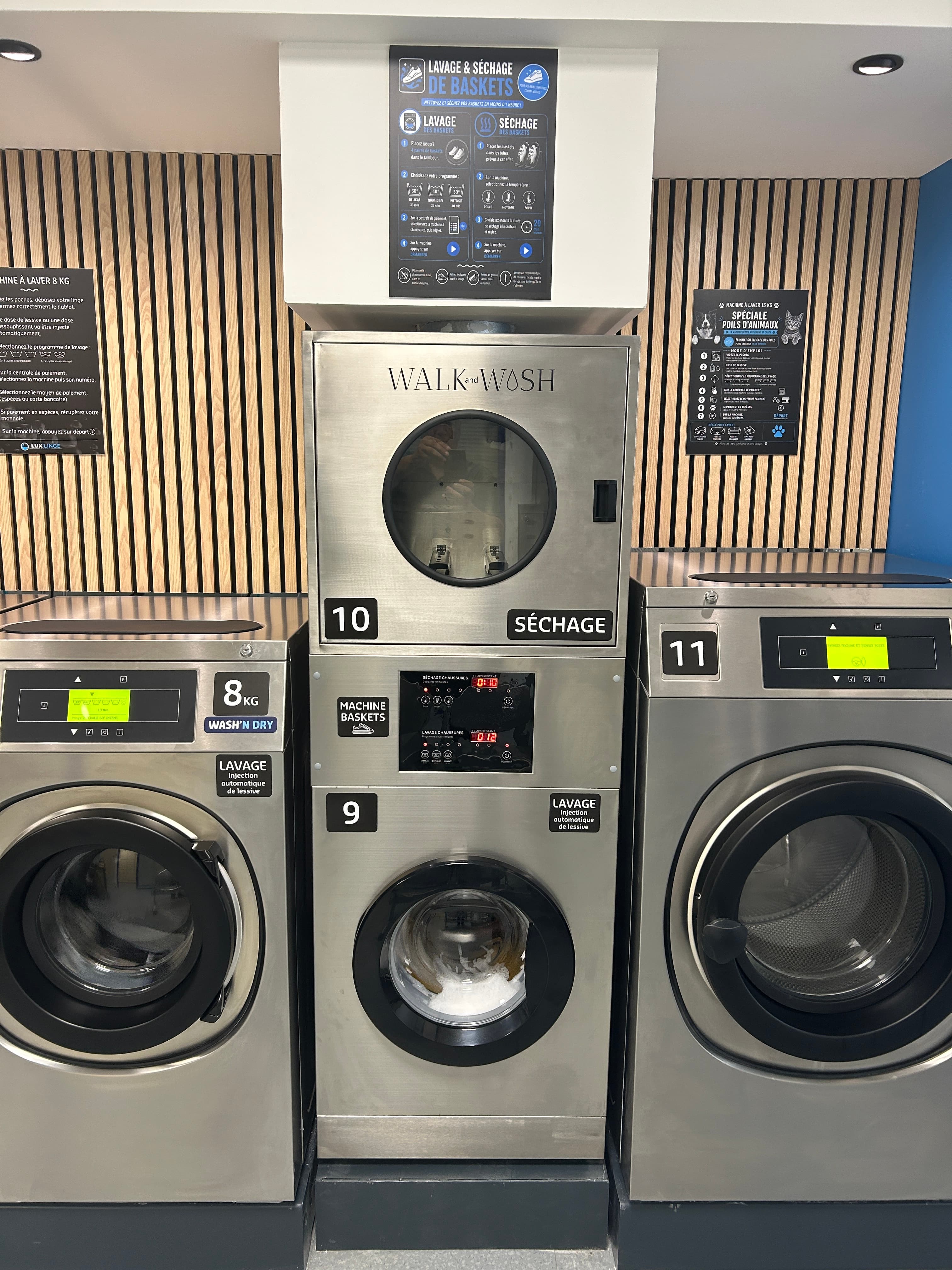 Vista frontal de la màquina Walk & Wash a la bugaderia Lux’linge de Blagnac