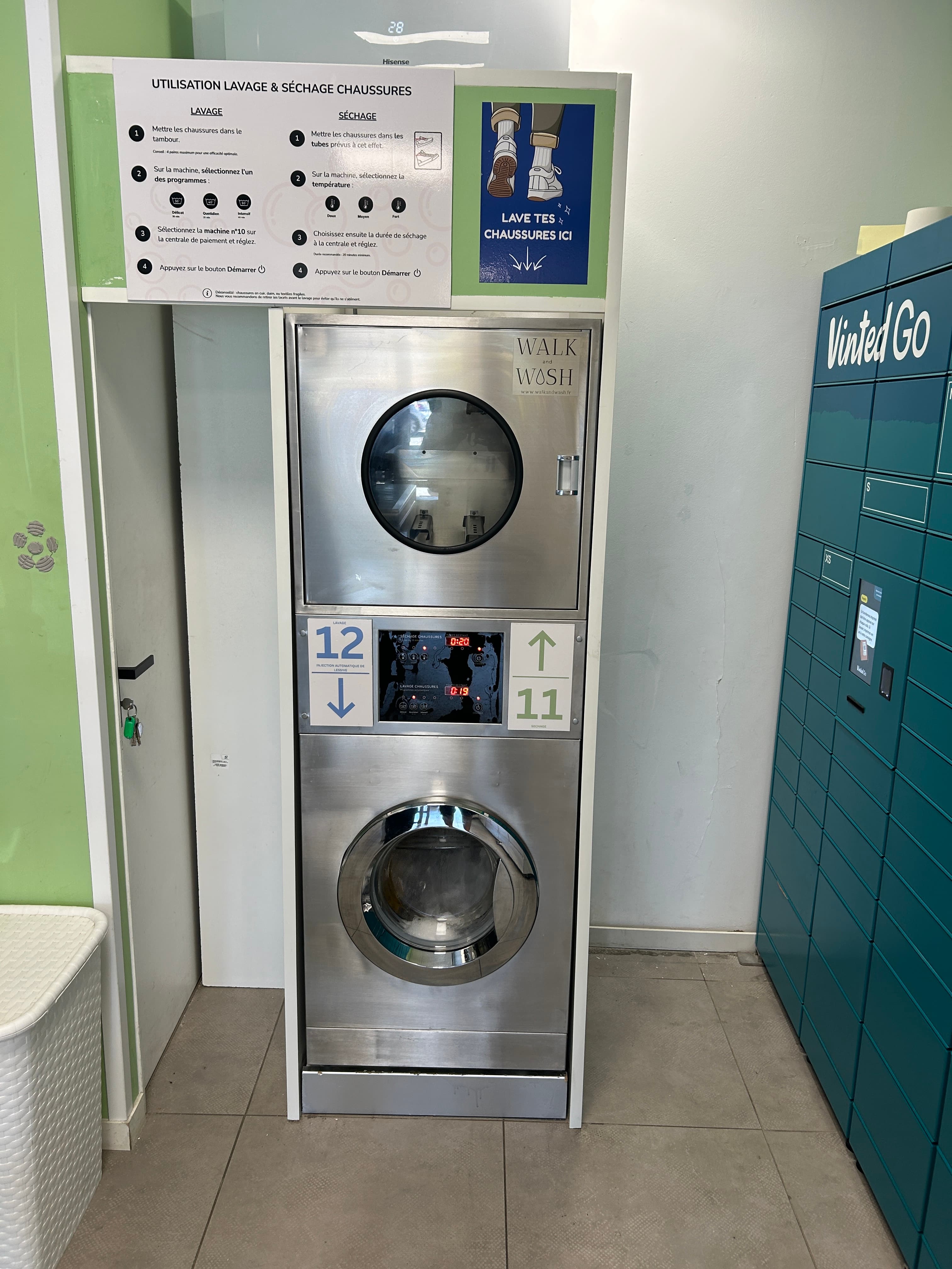 Màquina Walk & Wash a la bugaderia Malessiv’ici de Tournefeuille, al costat dels armariets Vinted Go